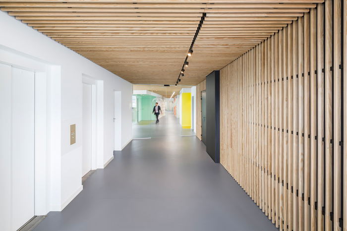 現(xiàn)代寫字樓裝修有哪些創(chuàng)意過(guò)道設(shè)計(jì)